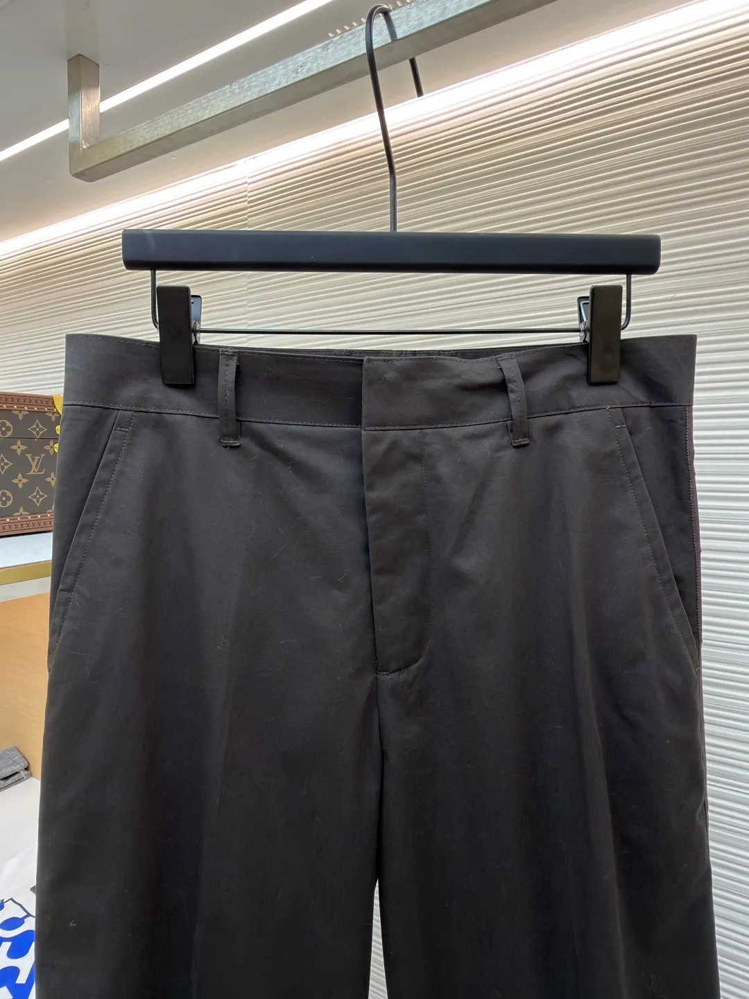 LOUIS VUITTON logo plaid casual pants ●Original version: Purchased and developed for 11400 ●Item No.: 1682149-B05 ●Fabric: Cotton mercerized fabric ●Technology: Jacquard production ●Color: Brown ●Version: Fitted version ●Weight: about 455 grams ●Size: 46-48-50-52 ●Description: Customized velvet cotton mercerized fabric, high-quality texture, comfortable and skin-friendly, dark brown A gentle color that symbolizes power. The sides of the trousers are embellished with LV logo webbing. It is highly recognizable, and the subtlety is hidden in the moment when the trousers are rolled up. The Monogram classic plaid in the lining controls the effortless high-end with casual delicacy. Each plaid tells the century-old gene of the brand. The high-end that can be hidden. The ingenuity of showing off the body. The secret law of showing off. The power gene that is worn on the body. Suit for attendance. Worry-free dressing, fabric jacquard technology, by weaving the entire fabric on the surface of the fabric. Monogram checkered jacquard texture technology controls the interweaving method of warp and weft threads. Precisely controls the interlacing density and tension of yarns to make it more three-dimensional. Use imported machine embroidery technology. Use advanced computer control systems and precision mechanical components to realize LV logo ribbon embroidery operations. High precision. Smooth and delicate lines. Ergonomic three-dimensional cutting. Return to traditional craftsmanship through segmentation, folding, shrinking, and stretching techniques. The so-called slow work produces fine work. It is respect for materials and the pursuit of feel. Complex and tedious workmanship. The slow aging, soft light washing process uses specific chemical and logistics treatments to make the surface of the fabric appear soft and shiny, adding a bit of gentleness. The overall wiring is straight and delicate, the fabric is comfortable and soft, and the color is consistent without color difference. It can be matched with the same style to create a fashionable look and control various occasions. Customized accessories, complete with three standards, same style for men and women!